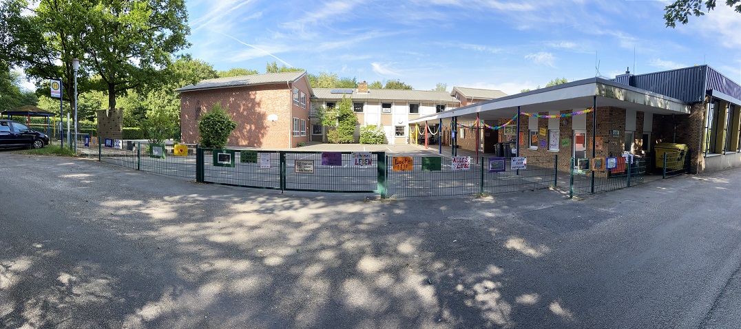 Panoramabild Schule geschmückt